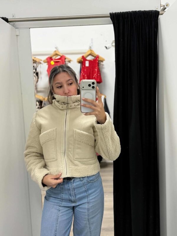 Chaqueta de ecocuero con corderito